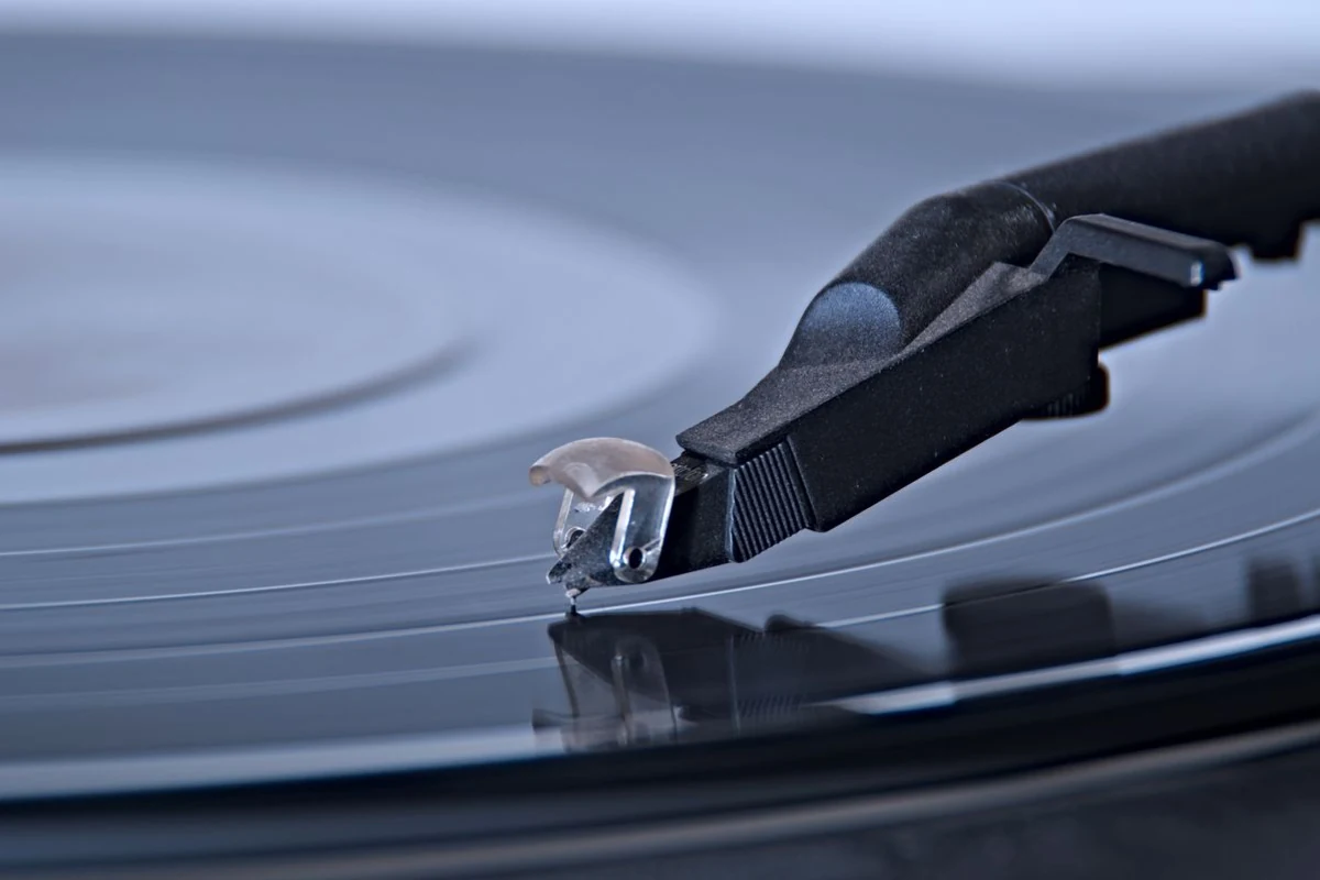 Aguja de un tocadiscos apoyada sobre un disco de vinilo girando