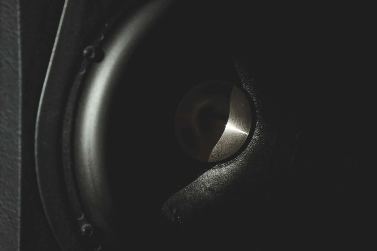 Cono de un altavoz visto de cerca en la oscuridad