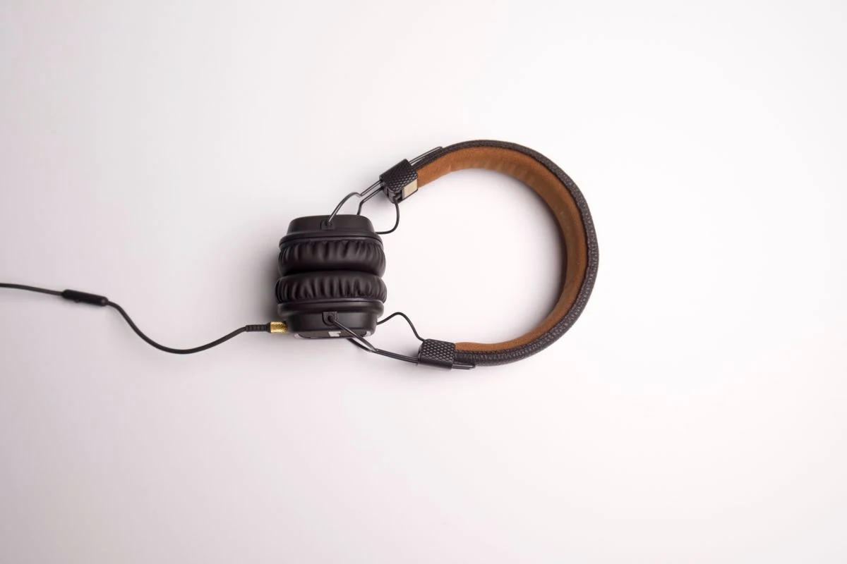 Auriculares de diadema cerrados con cable sobre fondo claro