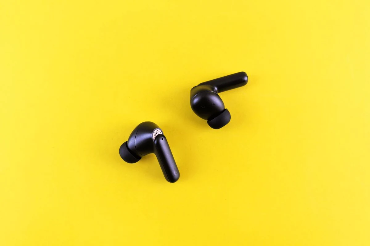 Auriculares inalámbricos de botón sin cable entre ellos