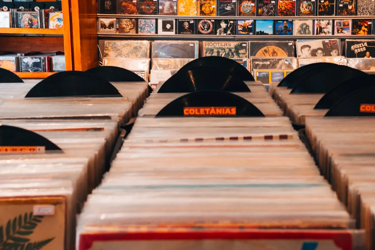 Cajones llenos de discos de vinilo para hojear en una tienda