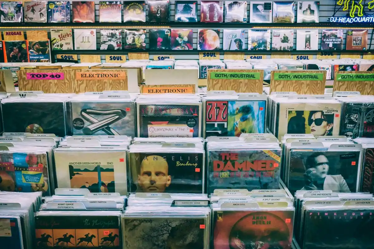 Colección de discos de vinilo ordenados en cajones