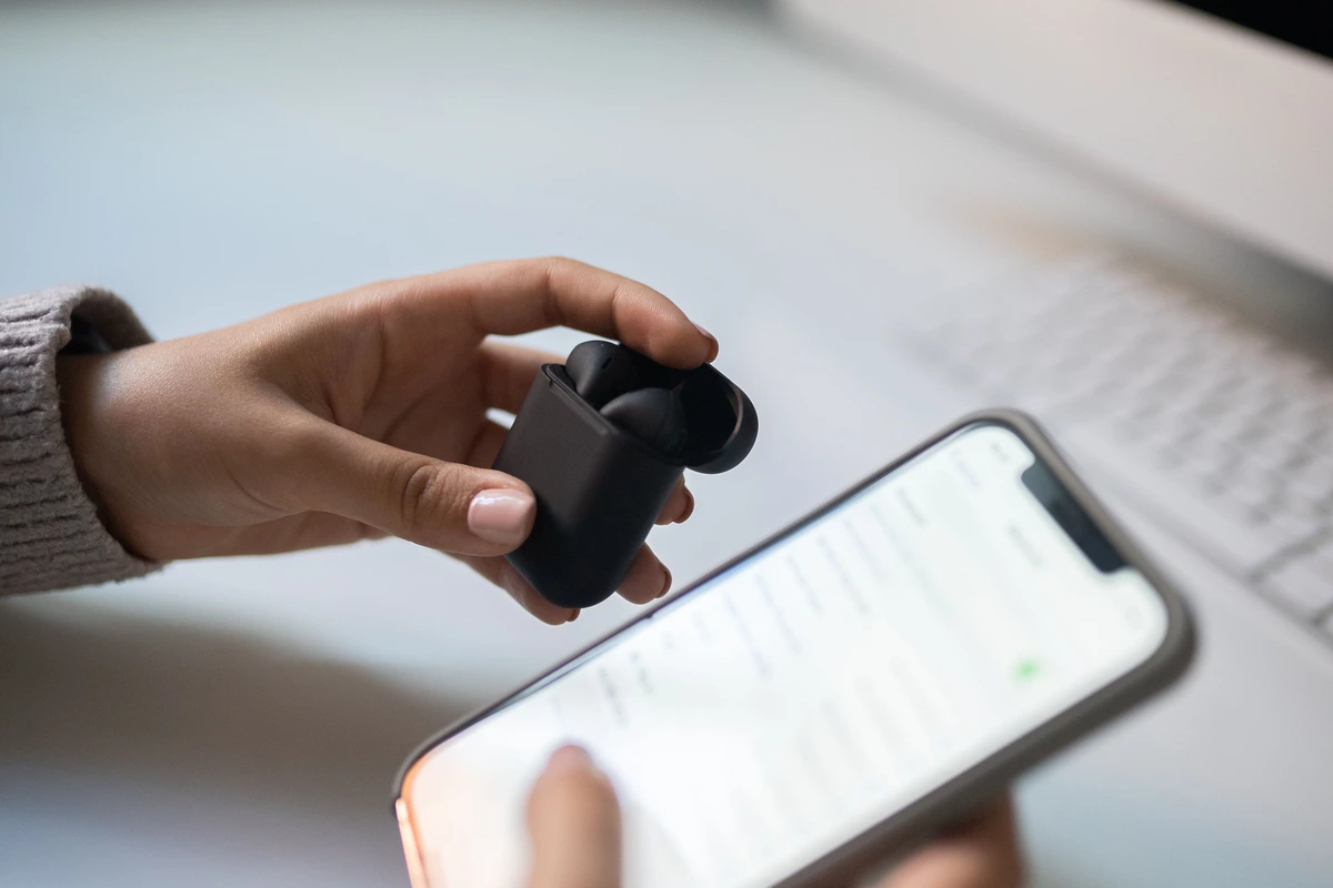 Persona gestionando la conexion Bluetooth de sus auriculares en el movil