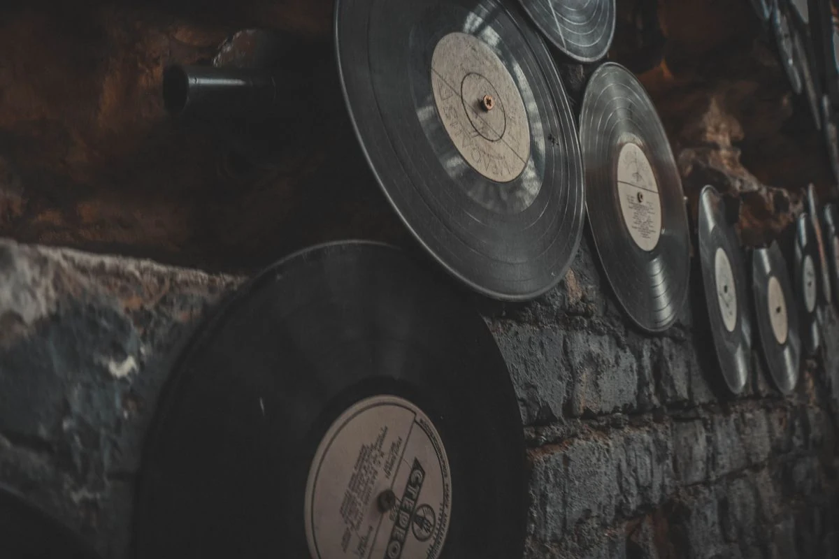 Varios discos de vinilo vistos de cerca sobre una pared