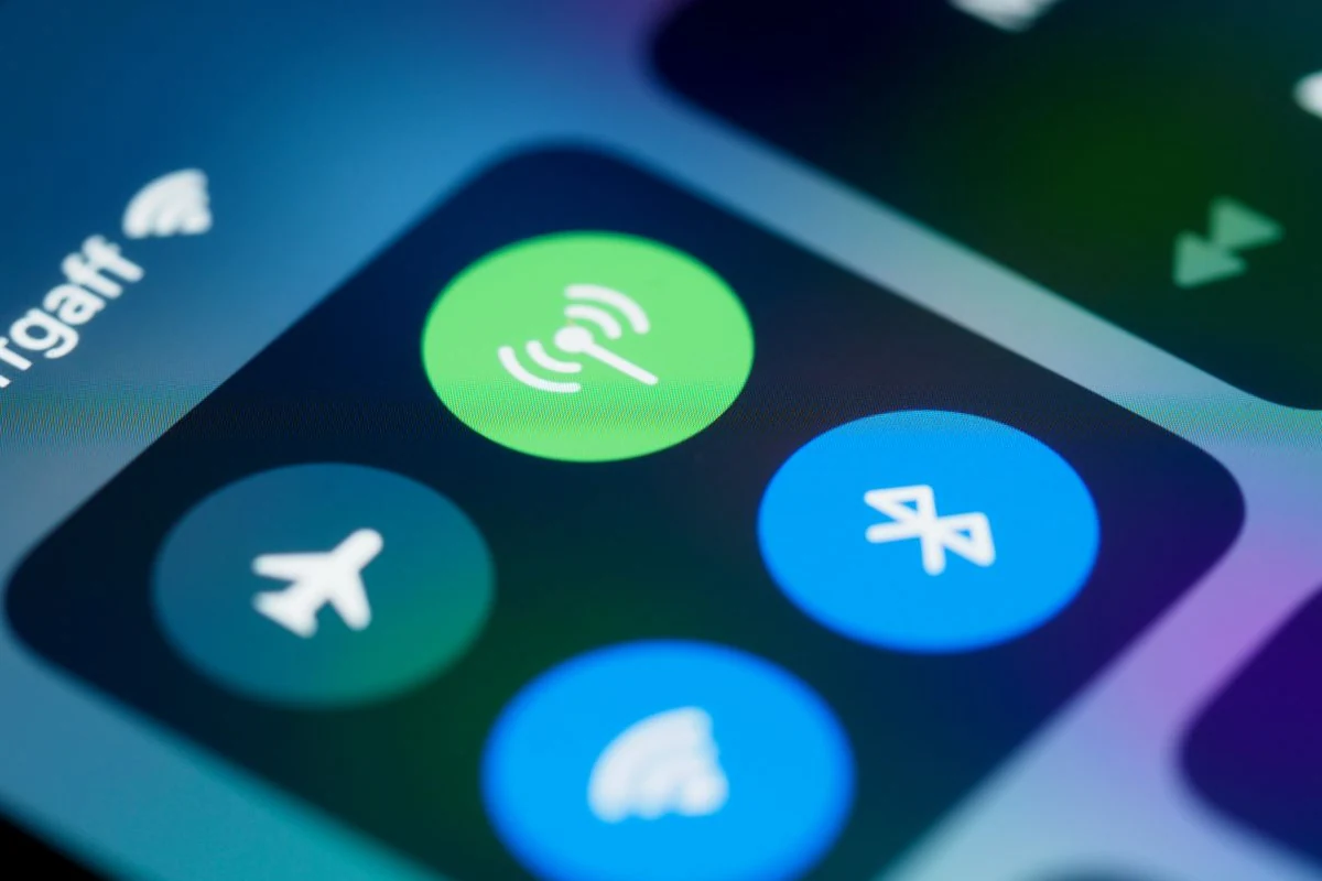 Icono de Bluetooth resaltado en el panel de ajustes de un móvil