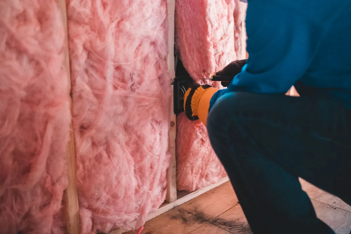 Instalación de paneles de aislamiento acústico sobre una pared interior