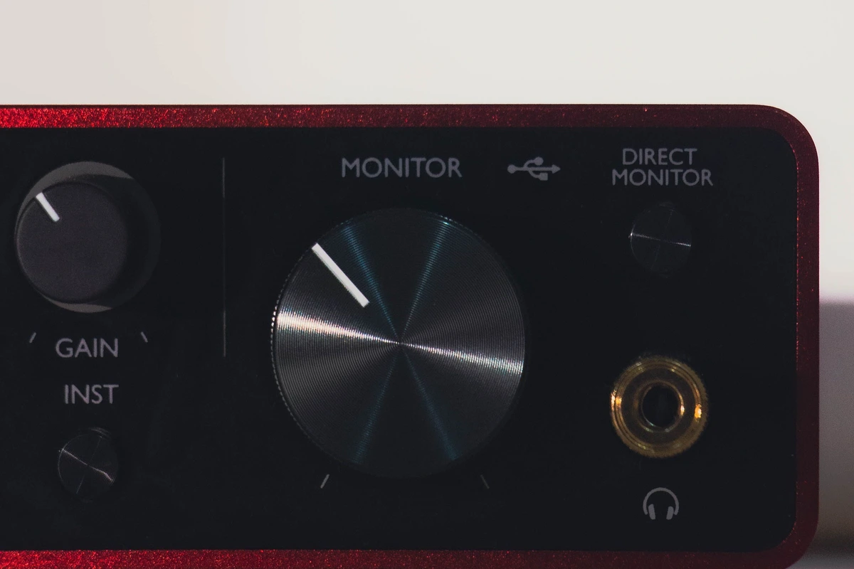 Mando de ganancia y control de monitorizacion en el frontal de una interfaz de audio