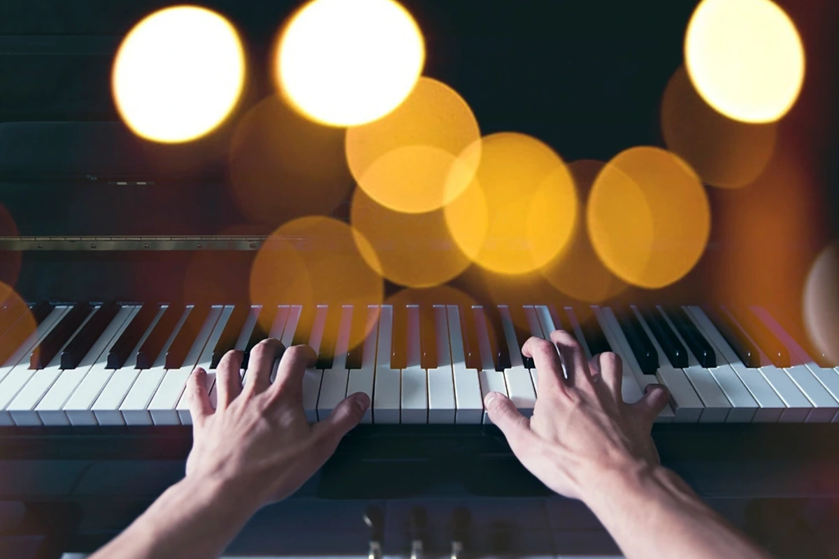 Manos tocando las teclas de un piano