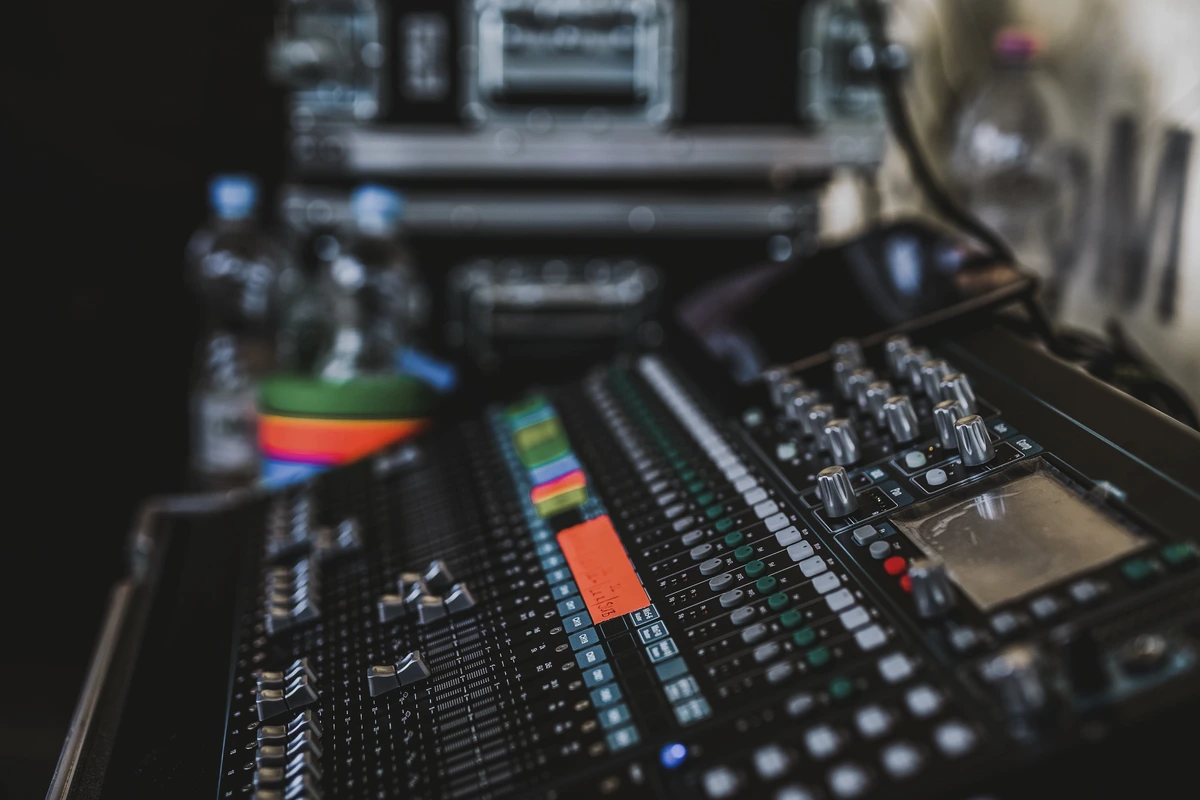 Mesa de mezclas de audio con sus faders y controles