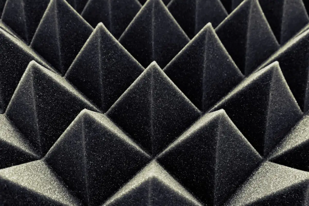 Paneles de espuma acústica en forma de pirámide para absorber el eco