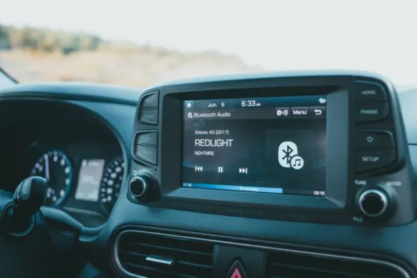 Pantalla de una radio de coche reproduciendo musica por Bluetooth