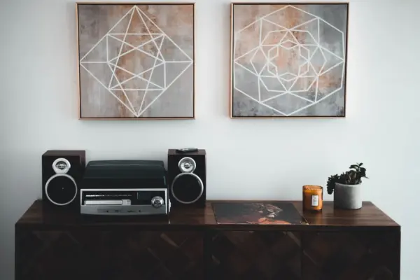 Reproductor de CD de sobremesa conectado a un equipo HiFi en el mueble del salón