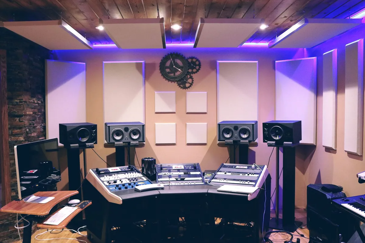 Sala de estudio con paneles absorbentes en las paredes y nubes acústicas en el techo